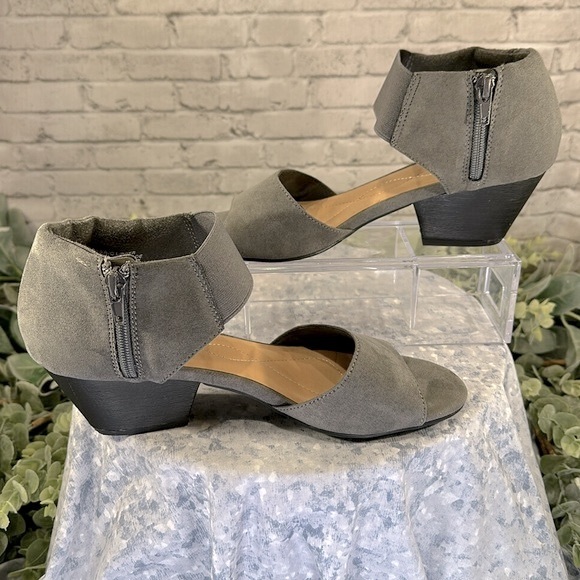 I ❤️ Comfort “Syla” Gray Faux Suede Open Toe Anklewrap Dress Sandals WMS 8M🩶GUC - Picture 5 of 11